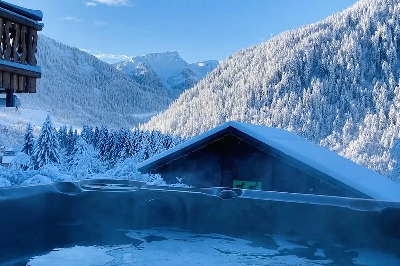8-person detached chalet with outdoor Jacuzzi in Chatel Porte du soleil