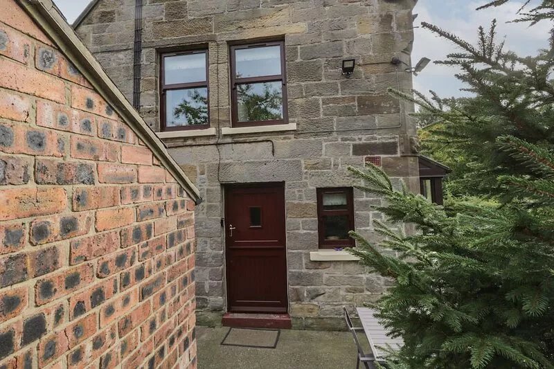 FOULSYKE FARM COTTAGE, pet friendly, with open fire in Loftus