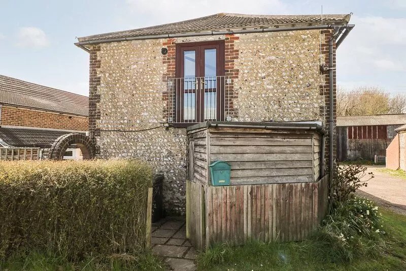 THE GRANARY, pet friendly, with a garden in Fulking