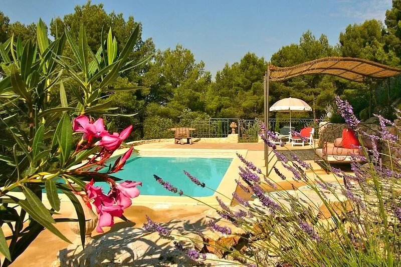 Provencal south Vill. Dominant view. Jacuzzi. Heated pool