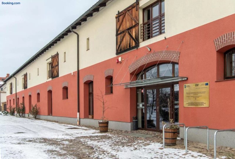 Centrum Edukacyjno - Rozwojowe Wroclaw Pawlowice - Bezplatny Parking
