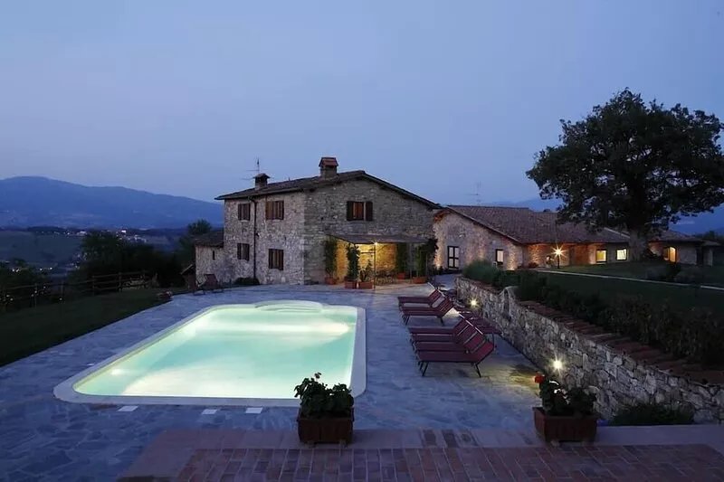 Panoramic villa located in the centre of Tuscany with heated pool