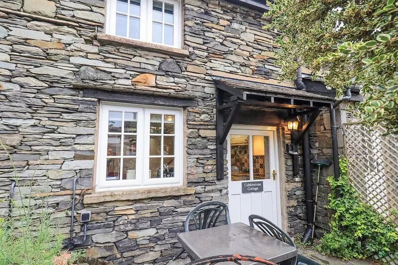 COBBLESTONE COTTAGE, romantic, character holiday cottage in Ambleside