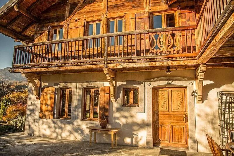 Beautiful chalet, private garden, hot-tub, 2 minutes' walk to Samoens centre