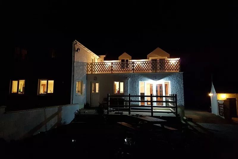 Modern Farmhouse all en suit nr Pembrokeshire & Carmarthen, Hot tub, own paddock