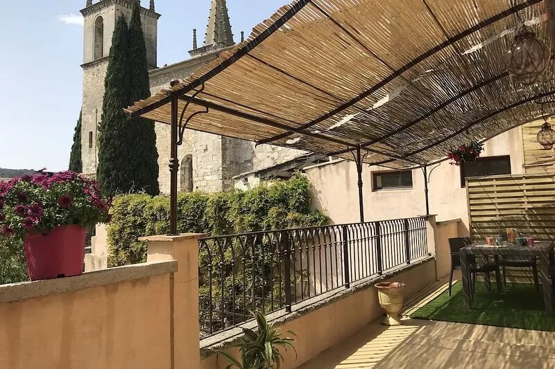 Heart of Goudargues duplex apartment terrace plancha air conditioning dog on