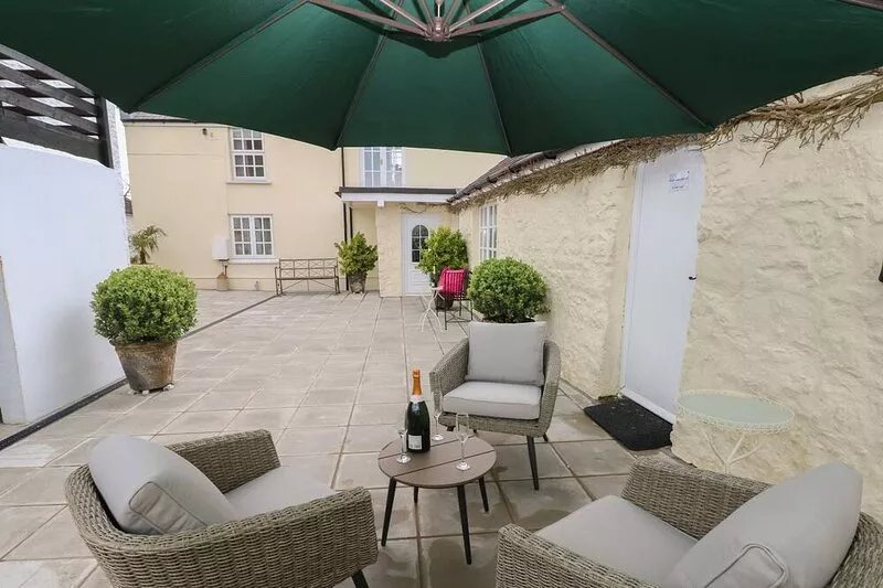 PRIMROSE COTTAGE, pet friendly, with a garden in Manorbier