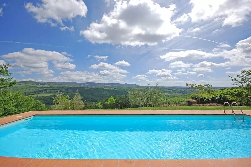 Villa with private pool on 25 acres in the heart of Chianti, close to Siena