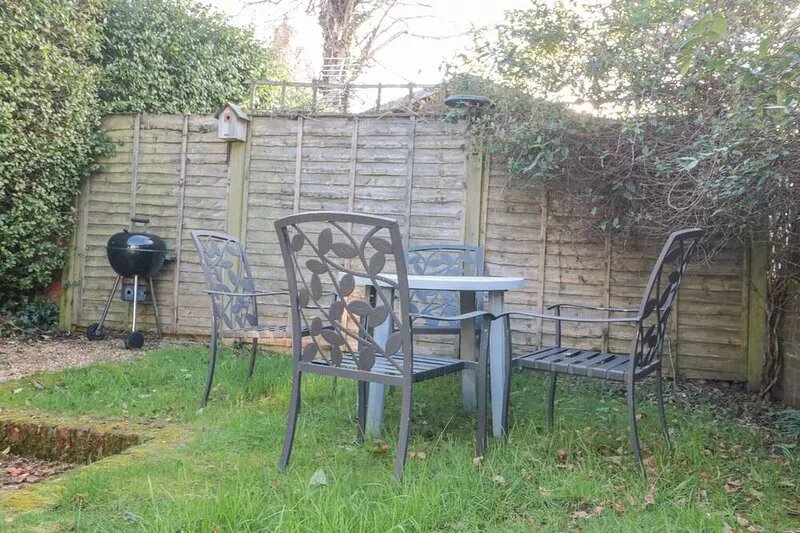 STONES THROW, pet friendly, with a garden in Lymington