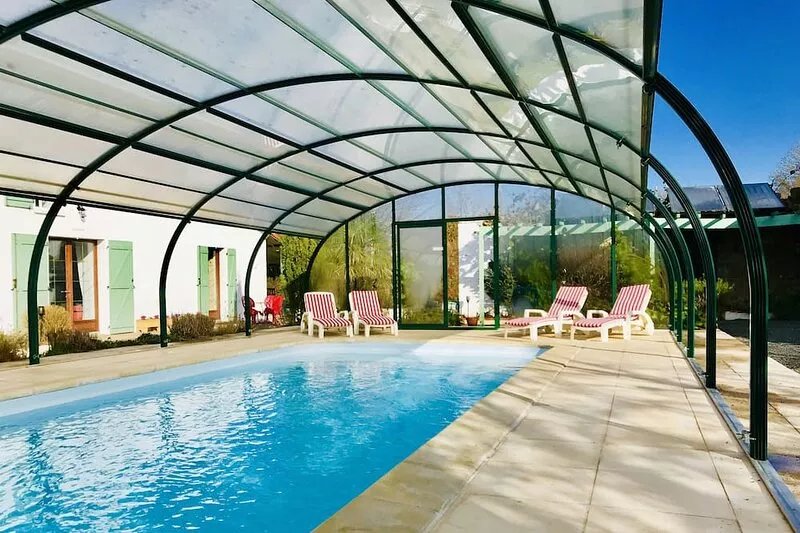 Converted stable, all year heated pool,free Wifi,rural setting & close to it all