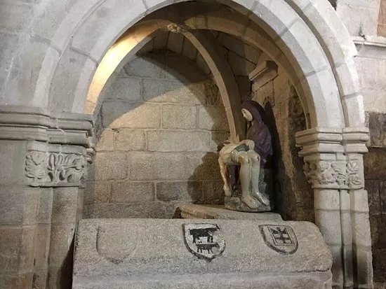 Igreja De Santiago E Panteao Dos Cabrais
