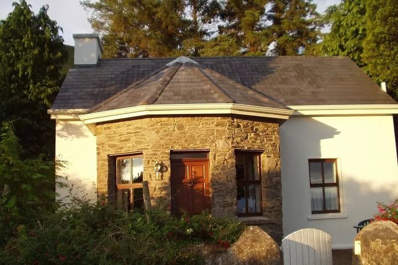 Romantic cottage for two, on the Kerry long distance hiking trail, few minutes