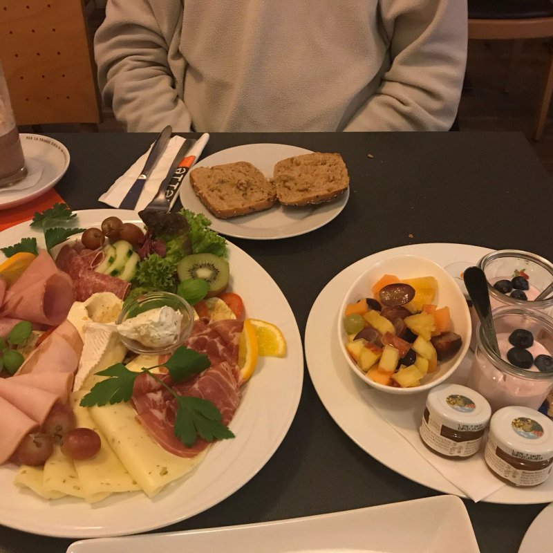 Zelle  Bar & Kitchen