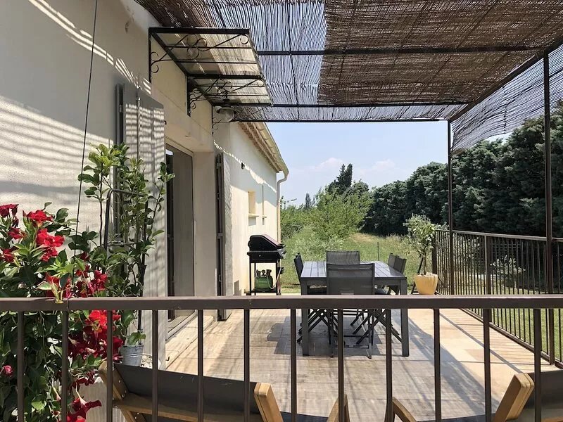 Villa quiet, air-conditioned, heated pool, Sauna, between Saint Remy & Avignon.