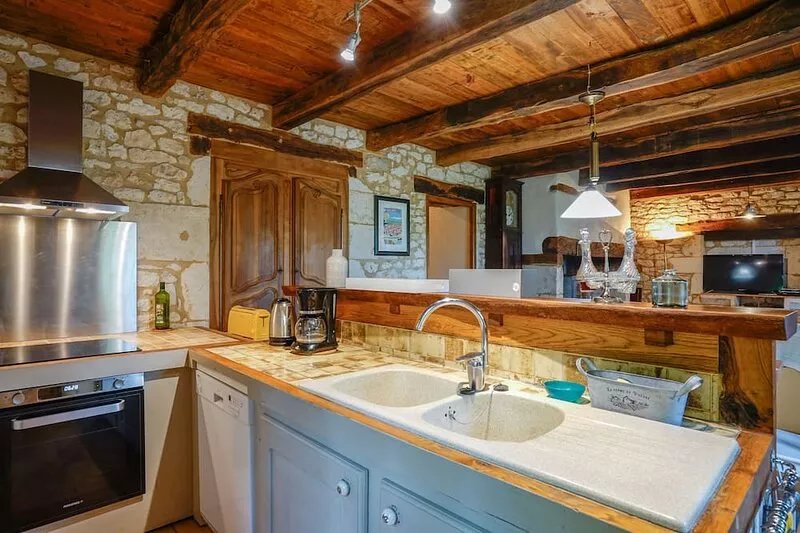 Beautiful Quercy house with swimming pool and large garden, 5mn from Montcuq