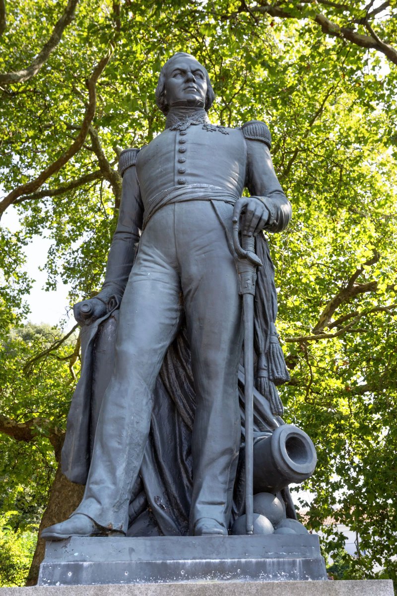 Monument a l'amiral Theodore Le Ray
