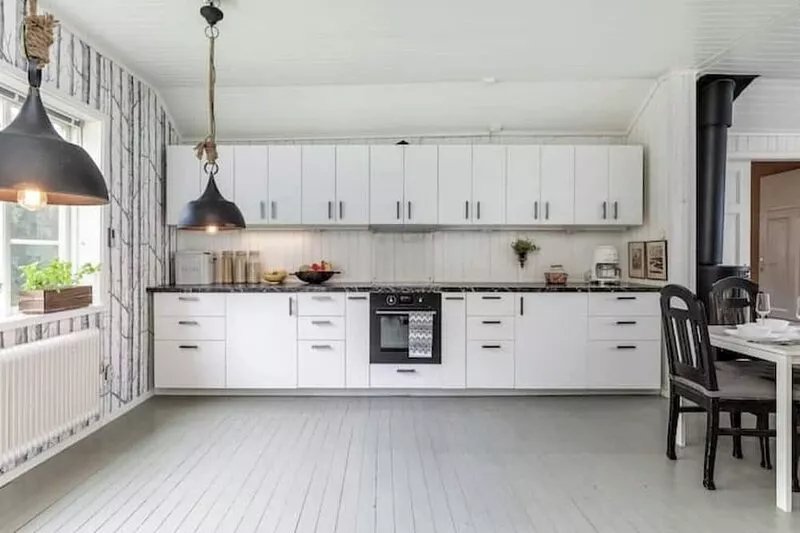 Historic lakeside villa with kayaks, close to ski resorts