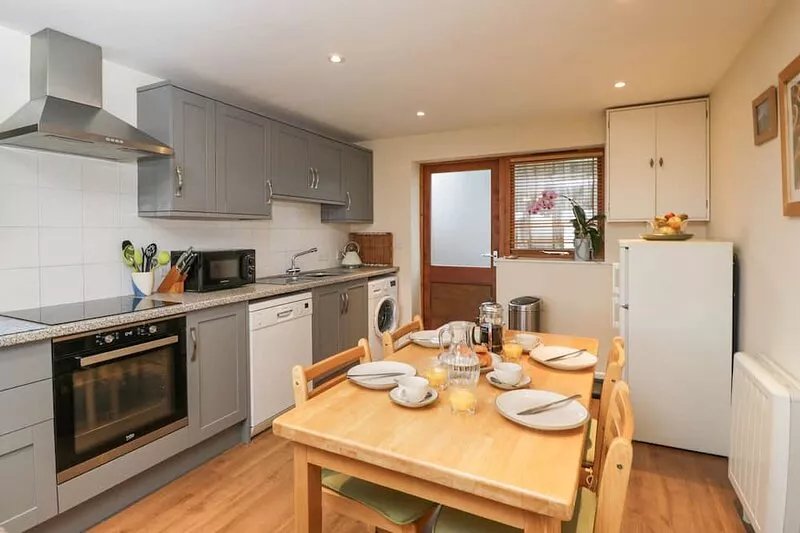 ROAN COTTAGE, pet friendly, with a garden in Royal Wootton Bassett