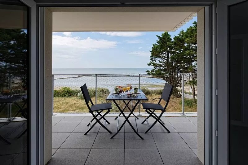 Facing the sea - 50 m from the  beach