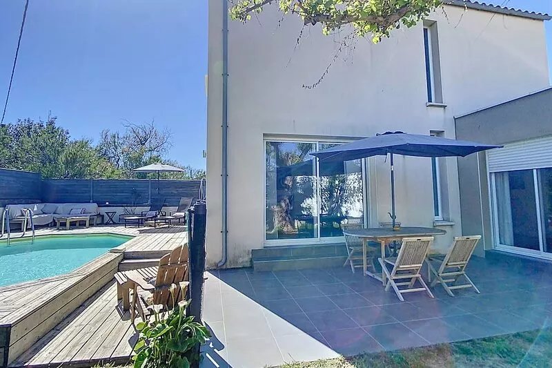 VILLA 120 M2 WITH PRIVATE POOL ON ENCLOSED GARDEN 150 M FROM THE BEACH