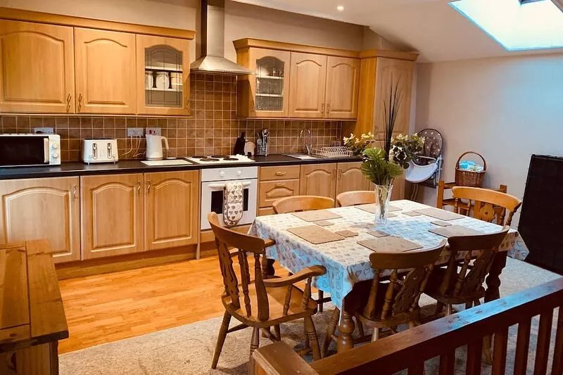 Dog friendly holiday home for 4 people, breath taking scenery, WiFi & only a