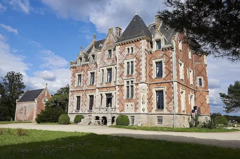 Family Chateau With Great Comfort, Park, Swimming Pool, sand beaches nearby