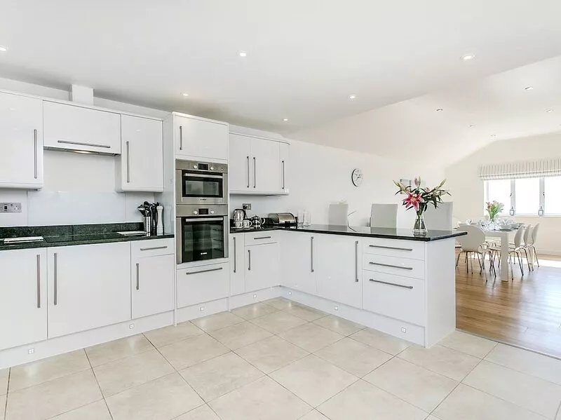 Luxury property Sleeps 8 - Sea views & hot tub - 200m from beach!