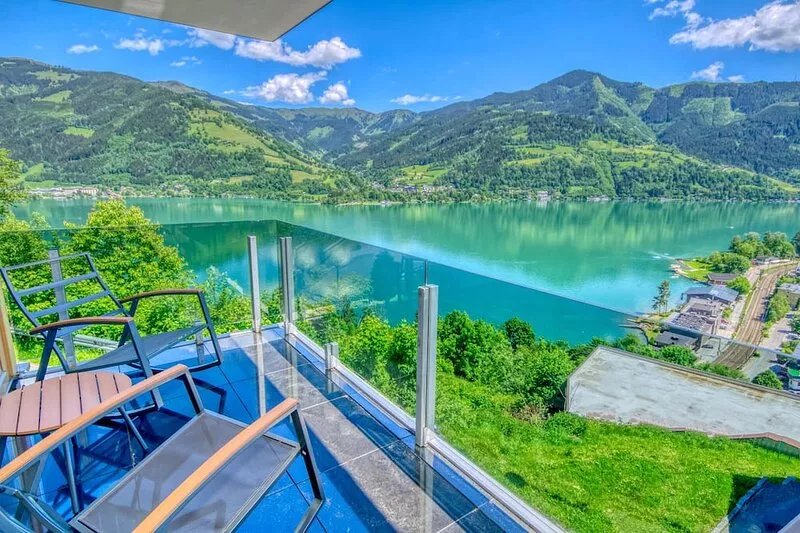 Pure luxury with amazing views over the lake and surrounding mountains