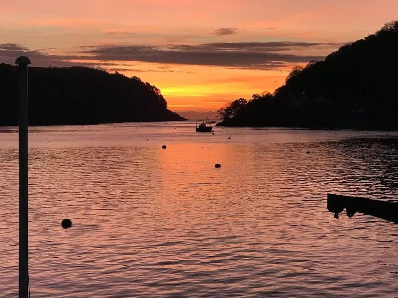 Stunning waterfront apartment in Dartmouth, water access, wifi, mooring