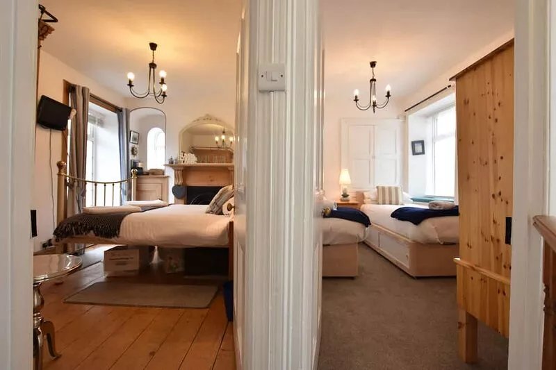 Delightful 2 Bedroom Cottage, just Off Village Square, sleeps 4,Pets Friendly