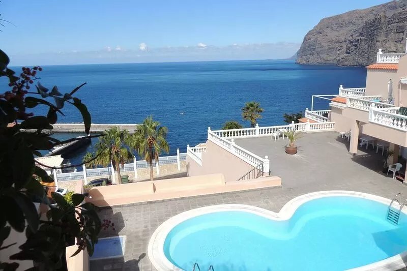 ROMANTIC RETREAT IN PRIME POSITION WITH STUNNING VIEWS TO CLIFFS, MARINA & SEA.