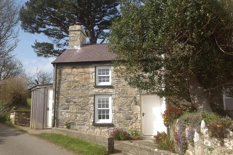 WEST END COTTAGE, romantic, with open fire in Newport, Pembrokeshire
