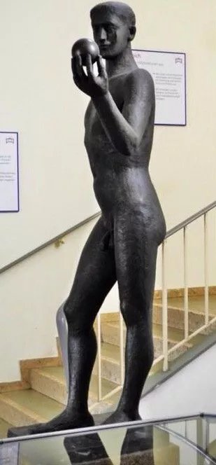 Mannliche Figur mit Kugel SKF