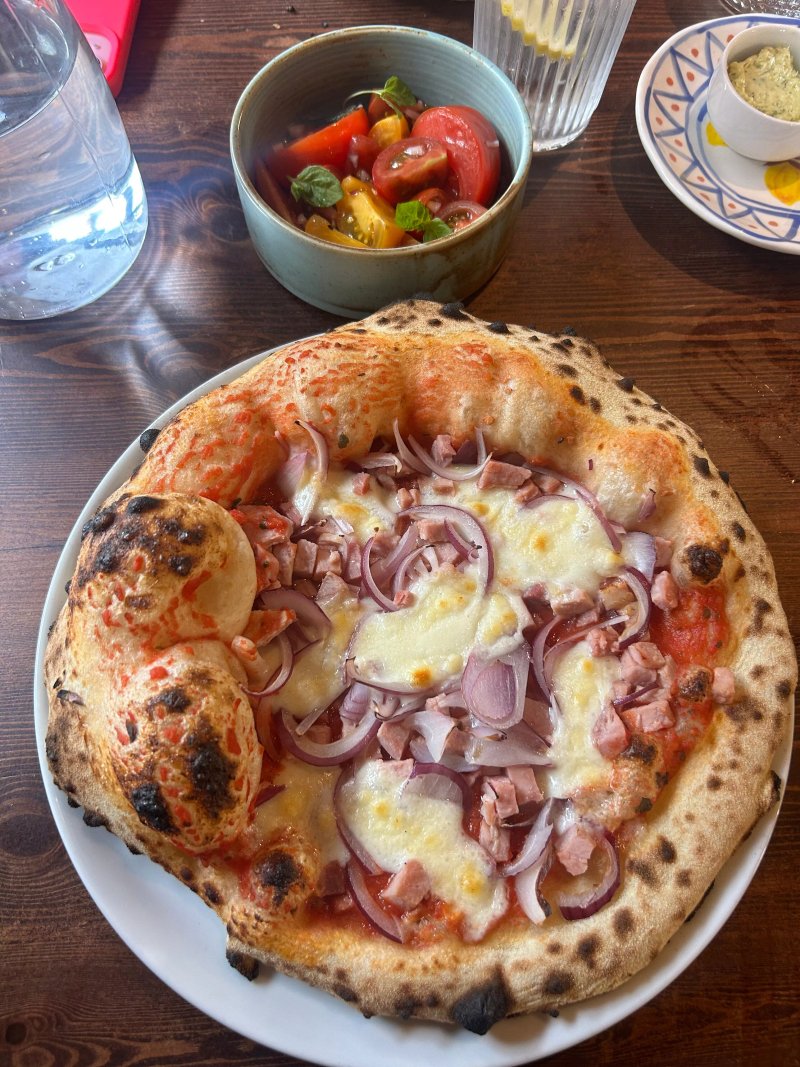 Salty's Bar & Pizzeria