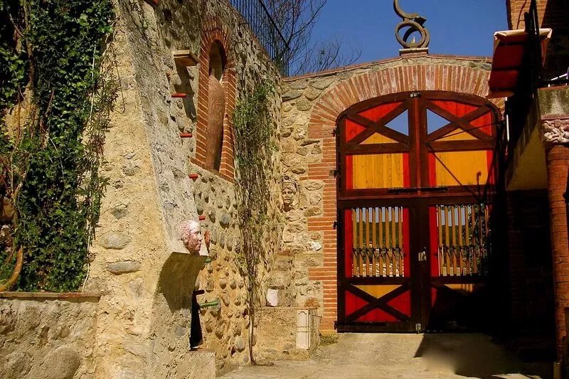 Award-winning Character Holiday Apartment in a Catalan Farmhouse ('Granados')