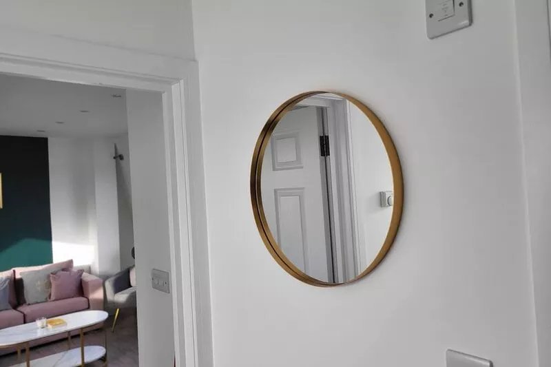 20 Minutes to central London. Stylish 2 bed apartment with skyline views