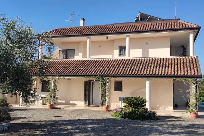 Spacious apartment in country villa with pool, Noci, near Alberobello