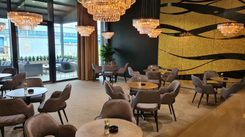 Lounge & Bar 13