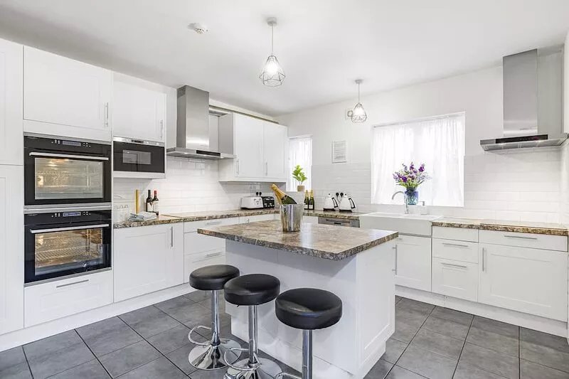 Harewood Haven: 1930s 8 Bed Luxury House