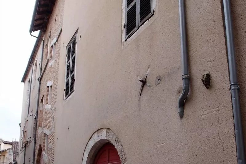 Very quiet apartment with garden in medieval residence in the heart of town