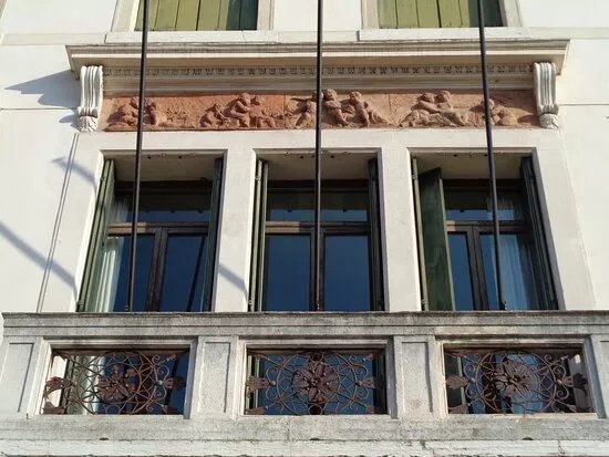 Palazzo dell'Umanesimo Latino o Palazzo Bortolan