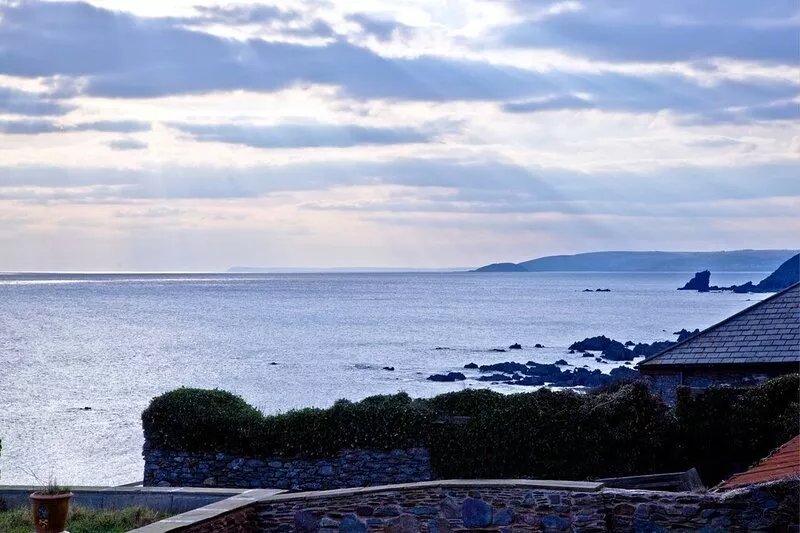 Luxury coastal cottage 20m  from the beach. Fantastic sea views. Dog friendly.