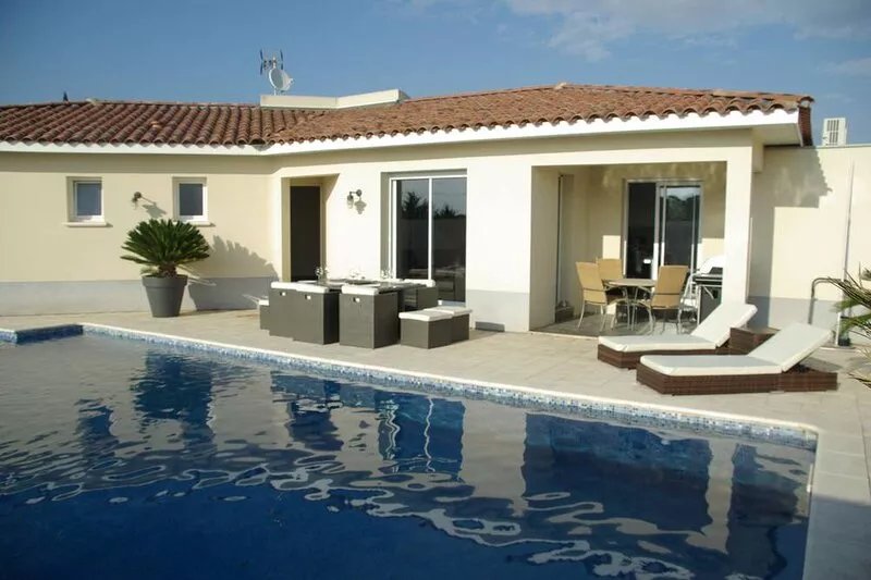 LUXURY VILLA, SECURE HEATED POOL. VILLA FURNISHED classified 4 stars NN
