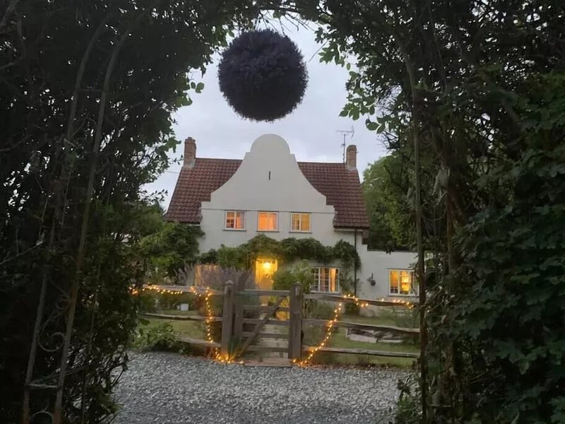 Pretty country family home- dog friendly