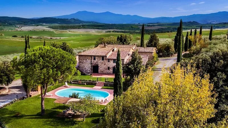 Charming farmhouse with swimming pool amongst Brunello vineyards