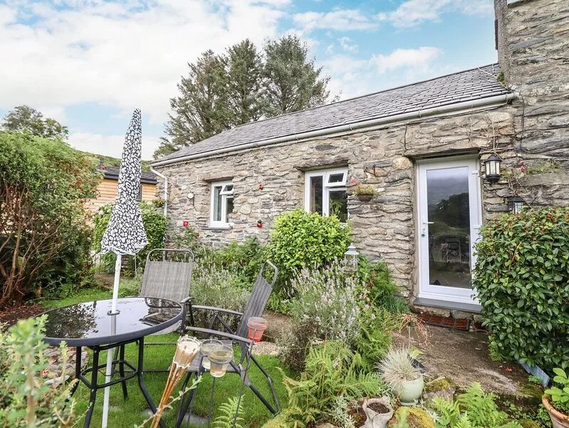 CWM CAETH COTTAGE, romantic, with a garden in Beddgelert