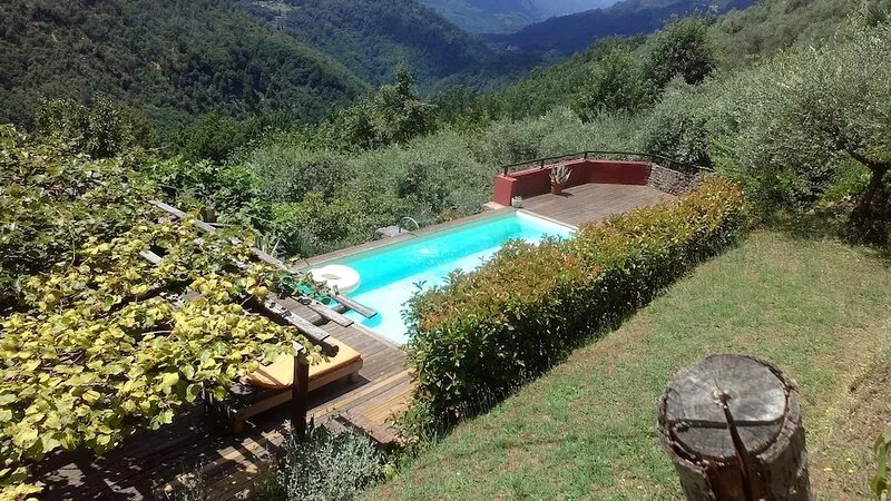 Rustic single house with exclusive swimming pool and large private garden