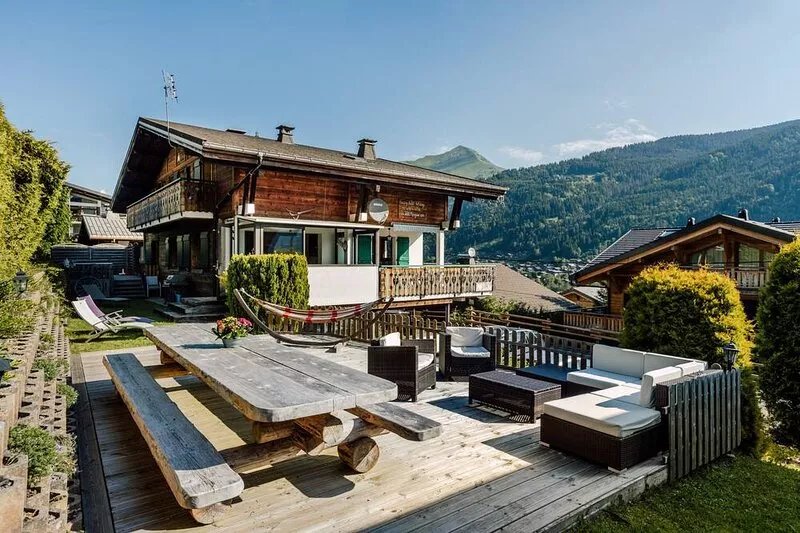 Chalet Morzine - ski-in ski-out, central sleeps 15
