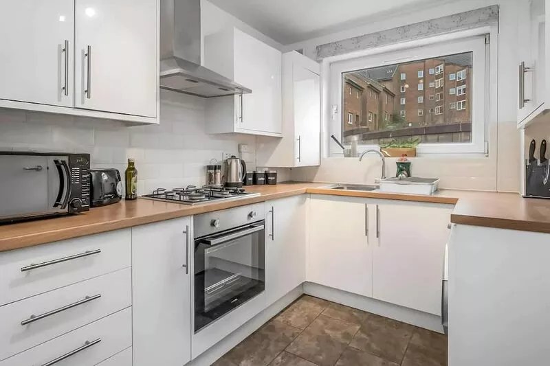 The Briery Bauks Residence is a 3 bedroom modern house in the heart of Edinburgh