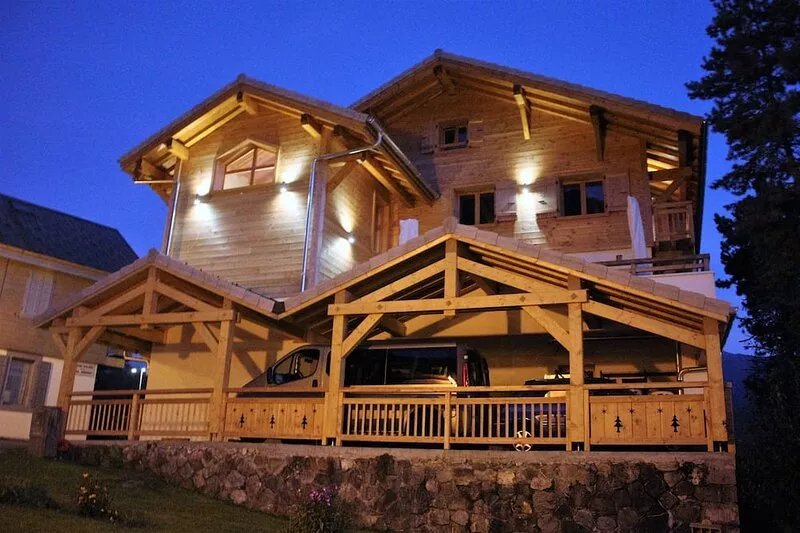 La Terrasse de Verchaix, 5 mins to ski lift, HOT TUB, panoramic mountain views